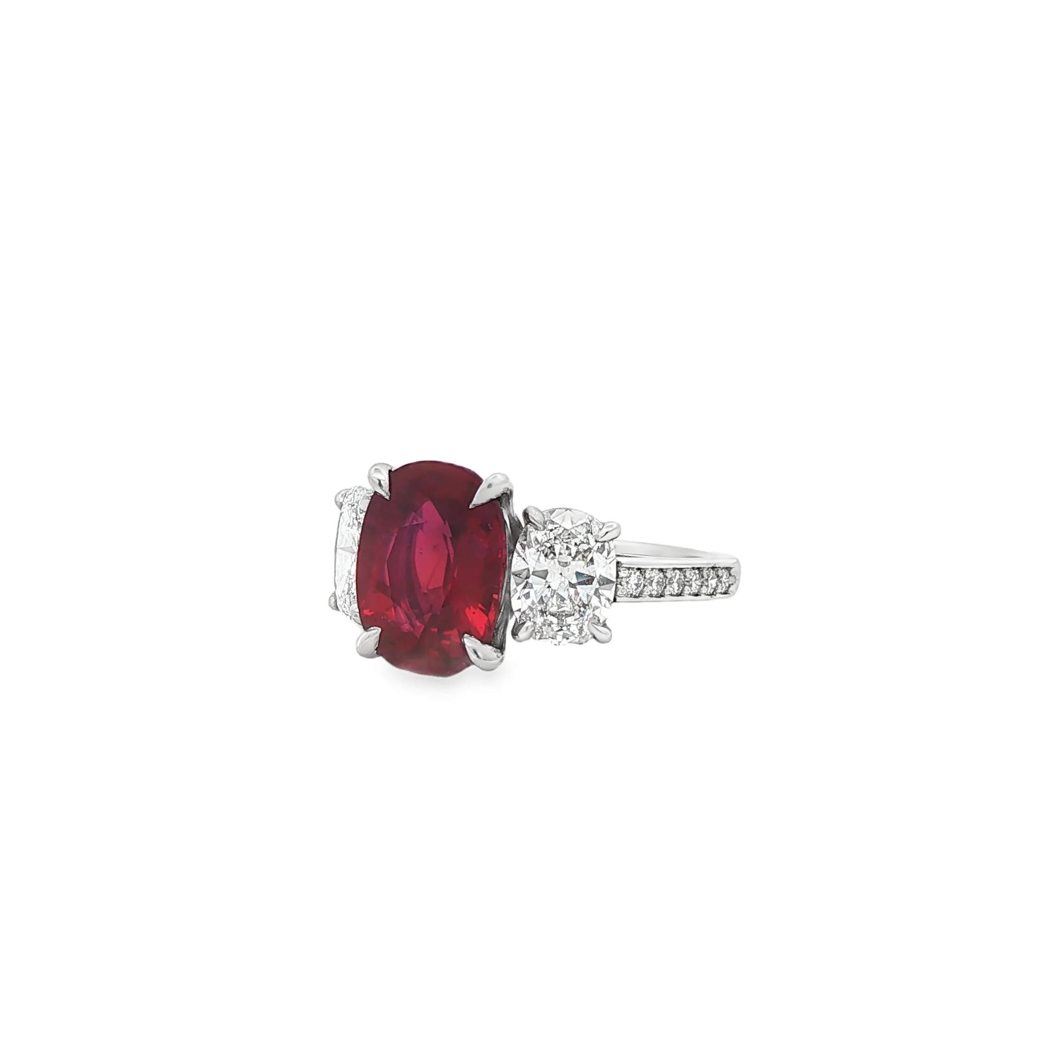 5.03 ct Gubelin Mozambique Oval Ruby & Oval Diamonds in Platinum Three-Stone Ring - Image 2